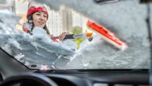 Imagen mujer limpiando hielo