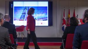 La presidenta caminando hacia el atril