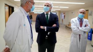El consejero hablando con el personal médico