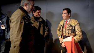 Enrique López habla con un novillero