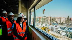 Díaz Ayuso avanza que las obras del nuevo edificio de Hospitalización del 12 de Octubre están ejecutadas al 60% y entrará en funcionamiento a finales de año La presidenta en su visita a las obras del nuevo edificio