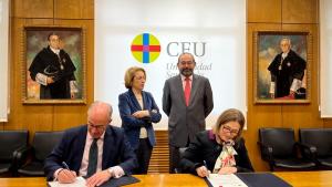 La consejera firmando el acuerdo