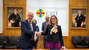 La consejera estrechando la mano del representante de la Fundación CEU