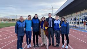 La consejera junto a algunos deportistas