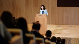Díaz Ayuso presenta la Estrategia de Digitalización para que la Comunidad de Madrid La presidenta interviniendo en el escenario del acto