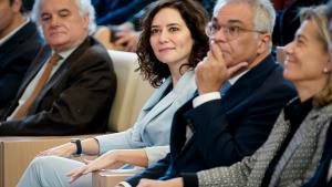 Díaz Ayuso presenta la Estrategia de Digitalización para que la Comunidad de Madrid La presidenta sentada entre el público del acto