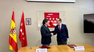 El consejero estrechando la mano del presidente 