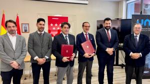 El consejero junto a los representantes participantes en la firma