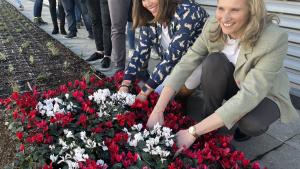 La consejera Paloma Martin visita Arroyomolinos para conocer los primeros tejados ecológicos en una promoción de viviendas sociales La consejera junto a la alcaldesa del municipio