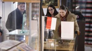 La consejera observando el patrimonio de Somosierra