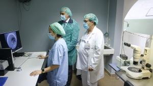 Más de 1.000 mujeres mayores de 40 años se benefician ya del acceso a la reproducción asistida en la sanidad pública madrileña El consejero Enrique Ruiz Escudero durante su visita al centro hospitalario y conversando con los sanitarios