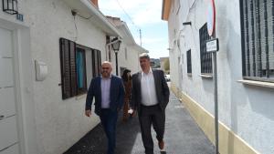 La Comunidad de Madrid finaliza la operación asfalto en 33 calles de Manzanares El Real El viceconsejero José Antonio Sánchez revisa las obras de Manzanares