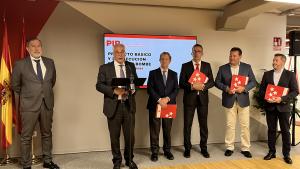La Comunidad de Madrid inicia los plazos para construir cuatro nuevos parques de bomberos Los consejeros junto a los alcaldes cuyos municipios se beneficiaran de la medida