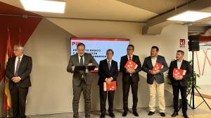 La Comunidad de Madrid inicia los plazos para construir cuatro nuevos parques de bomberos Los consejeros junto a los alcaldes cuyos municipios se beneficiaran de la medida