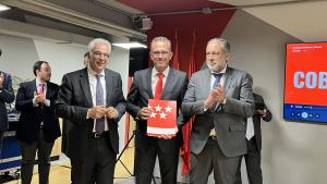 La Comunidad de Madrid inicia los plazos para construir cuatro nuevos parques de bomberos Los consejeros junto a los alcaldes cuyos municipios se beneficiaran de la medida