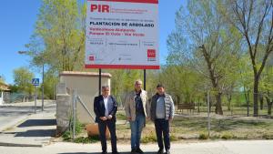 La Comunidad de Madrid comienza la plantación de más de 6.000 nuevos árboles en 13 municipios El consejero en su visita a la plantación