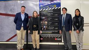 Los consejeros en el Metro, durante su visita camino a la exposición