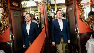 Javier Fernández-Lasquetty en un momento de su visita a ha visitado hoy la confitería El Riojano