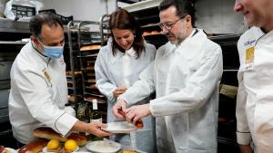 Javier Fernández-Lasquetty en un momento de su visita a ha visitado hoy la confitería El Riojano