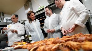 Javier Fernández-Lasquetty en un momento de su visita a ha visitado hoy la confitería El Riojano