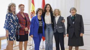La presidenta posando junto a representantes de la asociación