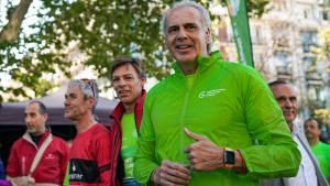 Enrique Ruiz Escudero saluda durante la Carrera Madrid en Marcha contra el Cáncer 