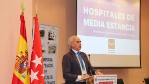 El consejero Enrique Ruiz Escudero en la inaguración de la I Jornada de hospitales de media estancia de la Comunidad de Madrid