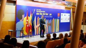 El consejero en el escenario