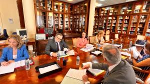 El consejero Enrique López durante la reunión