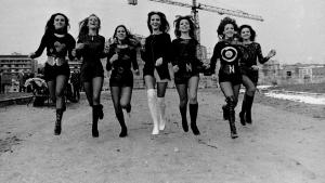 Modelos con los shorts de moda. Editorial realizado a las afueras de Madrid. 1971. Joana Biarnés Modelos con los shorts de moda