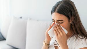 Una mujer con alergia