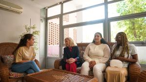 La Comunidad de Madrid promueve la autonomía de madres jóvenes carentes de recursos y en riesgo de exclusión social La consejera en la visita al centro para madres