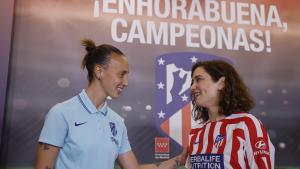 La presidenta saludando a la capitana