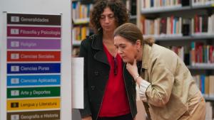 La Comunidad de Madrid mantiene el horario ampliado de sus bibliotecas públicas para el último repaso de la EvAU Marta Rivera de la Cruz en un momento de su visita a la biblioteca Elena Fortún