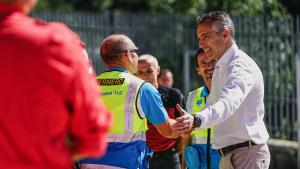 Carlos Novillo saluda a un miembro del SUMMA112
