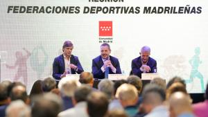 El consejero junto a otras personas