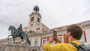 La fachada de Sol con un turista haciendo fotos