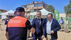 El consejero saludando a asistentes