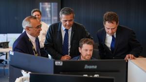 El consejero recorriendo las instalaciones