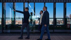 El consejero recorriendo las instalaciones