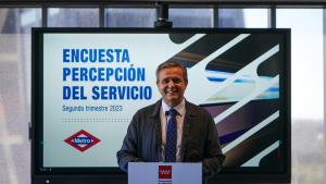 El consejero interviniendo en el atril