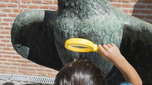 Un niño observando una escultura