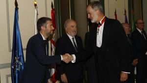 El consejero estrechando la mano de el Rey
