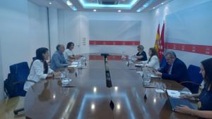 Plano general de la mesa de la reunión