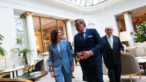 Díaz Ayuso garantiza la defensa de un modelo económico que ofrezca confianza y sin tributos adicionales “caprichosos y arbitrarios” La presidenta durante su intervención
