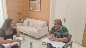 La consejera en la mesa de la reunión 