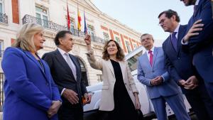 Díaz Ayuso presenta una ambulancia blindada que partirá del ‘kilómetro cero’ de Madrid para ayudar a la población de Ucrania en la zona de guerra La presidenta durante la entrega de la ambulancia