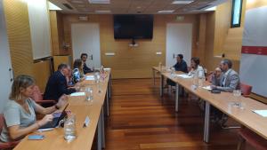 Plano general de la mesa de la reunión