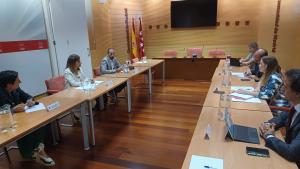Plano general de la mesa de la reunión