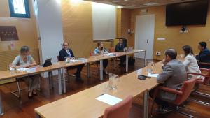 Plano general de la mesa de la reunión